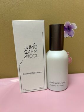Essential Mool Cream - Soft Cream Texture that creates a moisturizing barrier